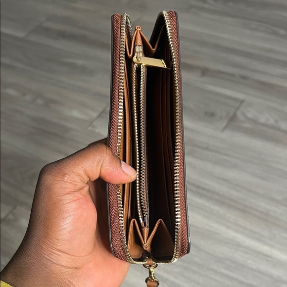 Tory Burch Emerson Printed Wristlet - Picture 10 of 12